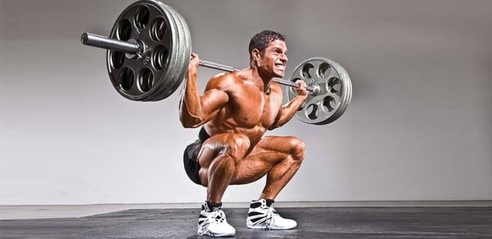 What is the difference between bodybuilding and powerlifting?